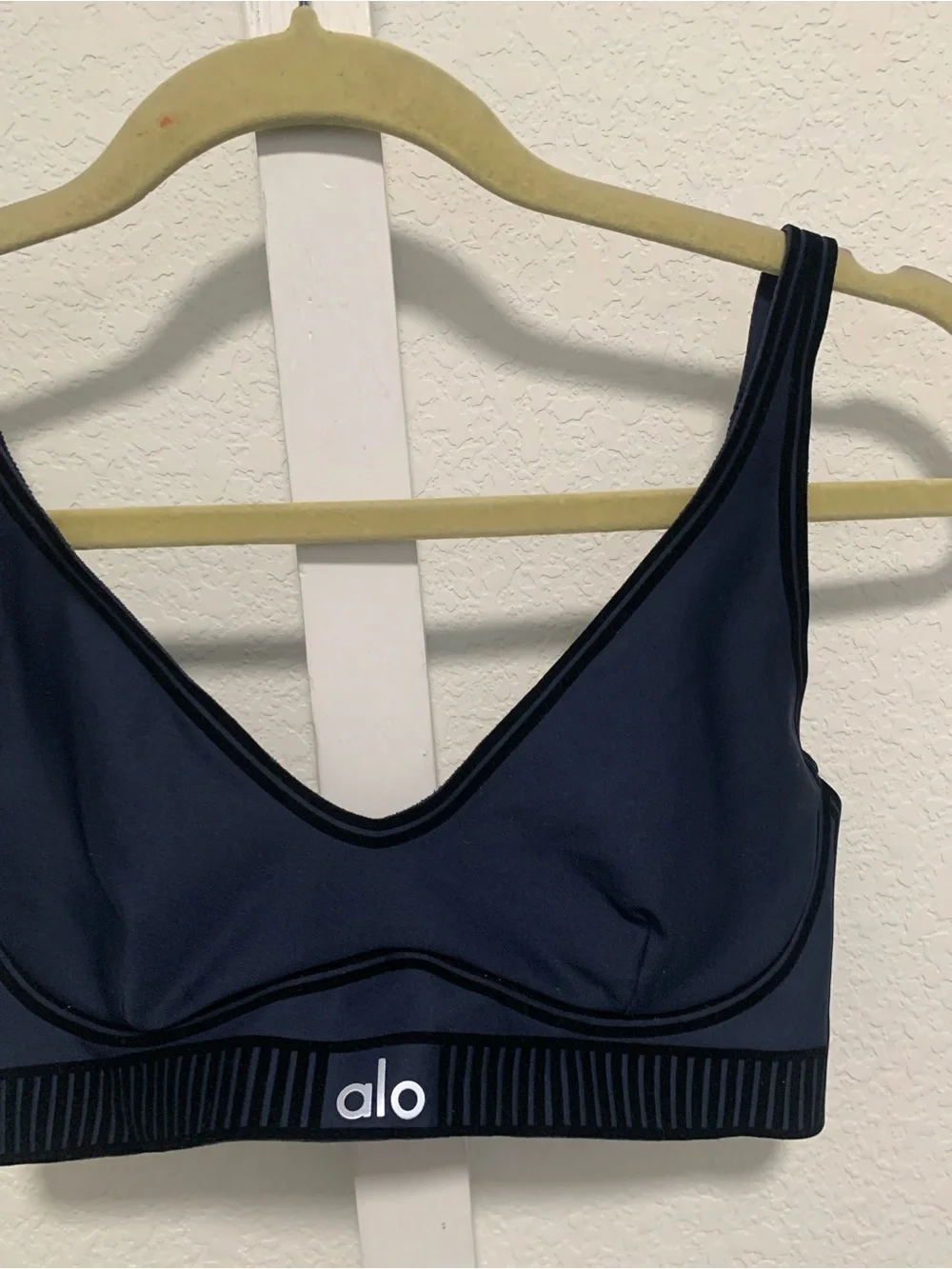 ALO Yoga Air Lift Line Up Dark Blue V-Neck Minimal Sports Bra
